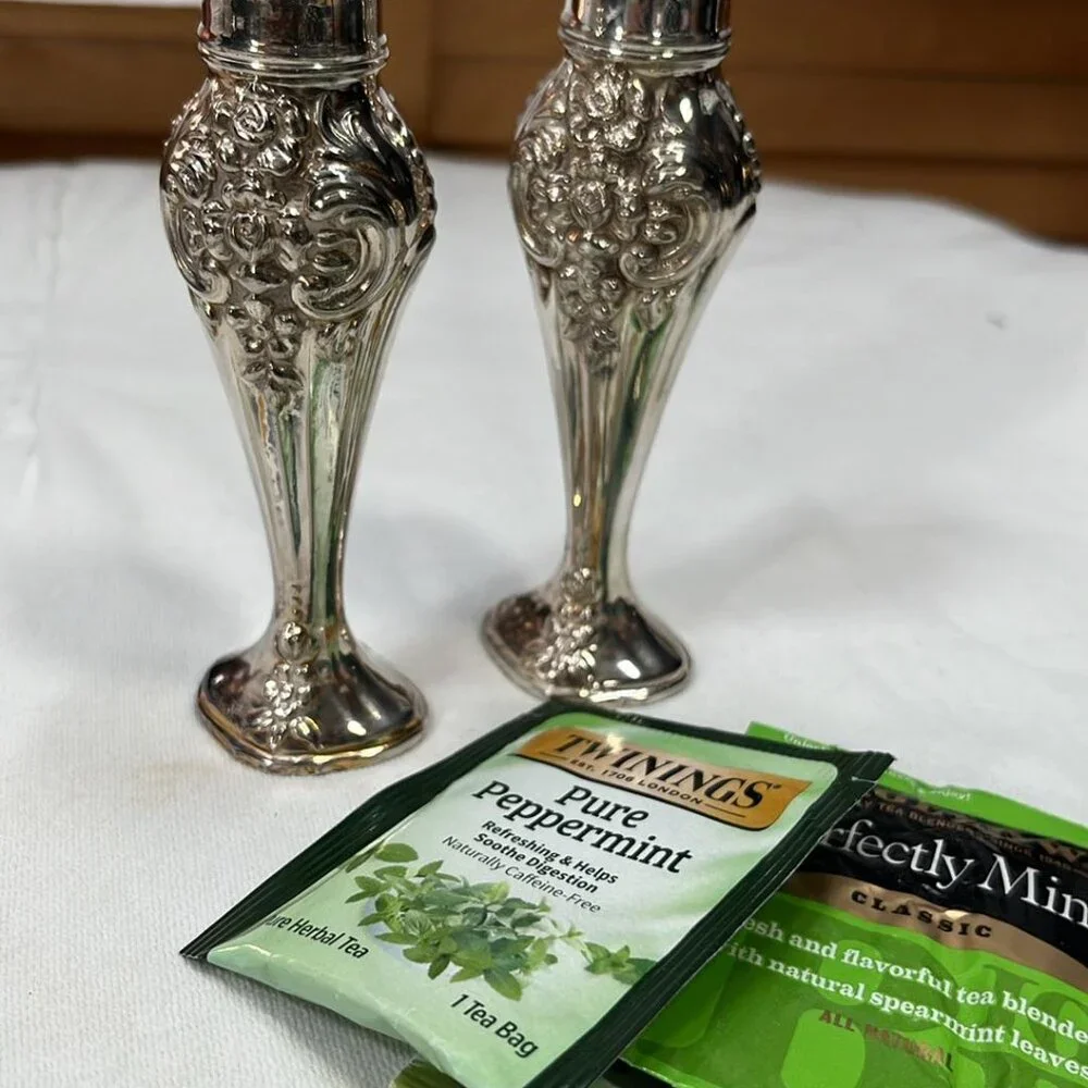 Rogers  1881  Oneida‎ Ornate  Silver Plate salt and pepper shakers Vintage 5.5”